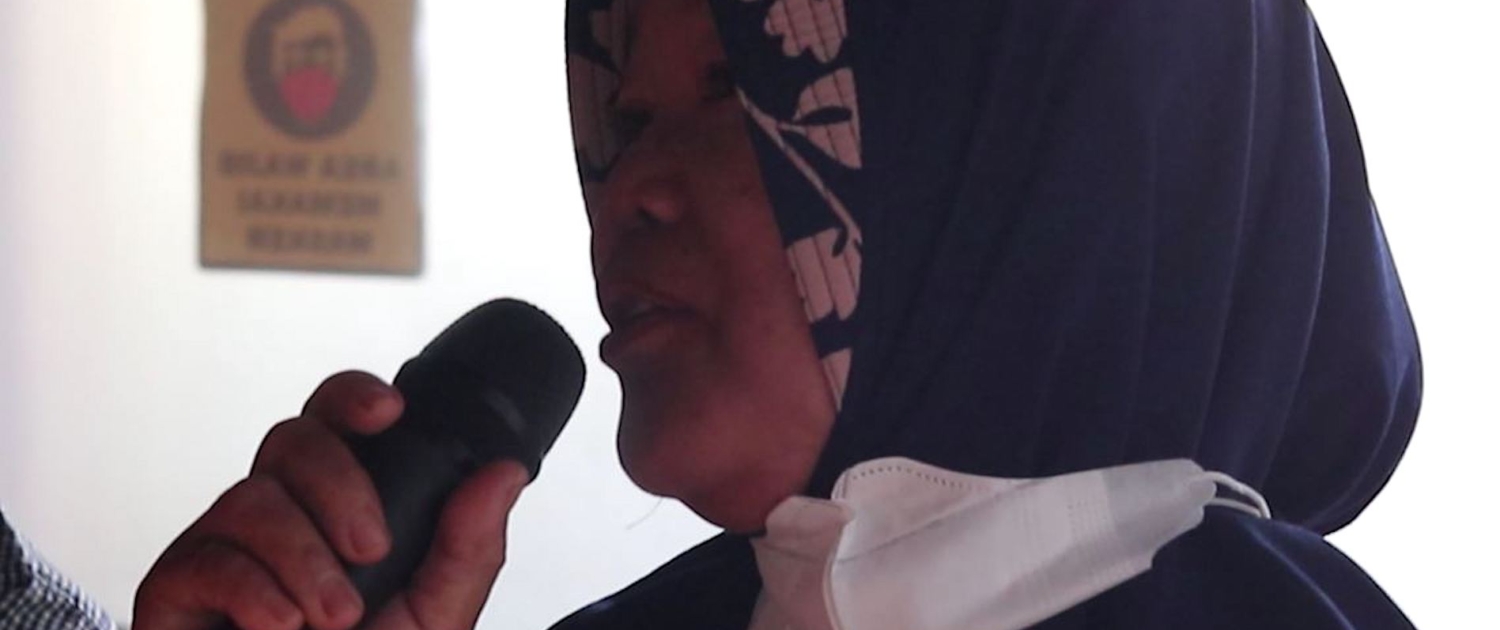 Hartati, perempuan berusia 56 tahun ini menggerakan semangat kelompok perempuan tani di Desa Sungai Paur dalam mempertahankan hak atas tanah mereka dari perusahaan HTI.