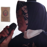 Hartati, perempuan berusia 56 tahun ini menggerakan semangat kelompok perempuan tani di Desa Sungai Paur dalam mempertahankan hak atas tanah mereka dari perusahaan HTI.