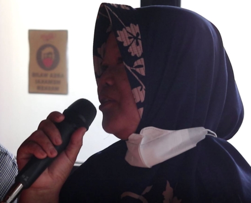 Hartati, perempuan berusia 56 tahun ini menggerakan semangat kelompok perempuan tani di Desa Sungai Paur dalam mempertahankan hak atas tanah mereka dari perusahaan HTI.